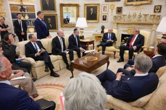 Netanyahu, primit de Trump pentru a-şi aplana divergenţele. Cabinetul de Securitate a aprobat un cadru juridic care permite desfăşurarea unei Forţe Internaţionale de Stabilizare în Fâşia Gaza, scrie presa israeliană, un gest adresat Washingtonului
