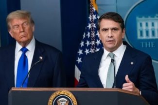 Trump amână nominalizarea lui Todd Blanche, din cauza presiunilor a doi senatori republicani, până după ”midterms”. John Cornyn şi Thom Tillis cer garanţii scrise privind o abandonare definitivă a unui fond şi limitarea unui acord de imunitate fiscală a l