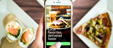 Uber suspendă extinderea Uber Eats în Europa, în timp ce urmăreşte preluarea Delivery Hero