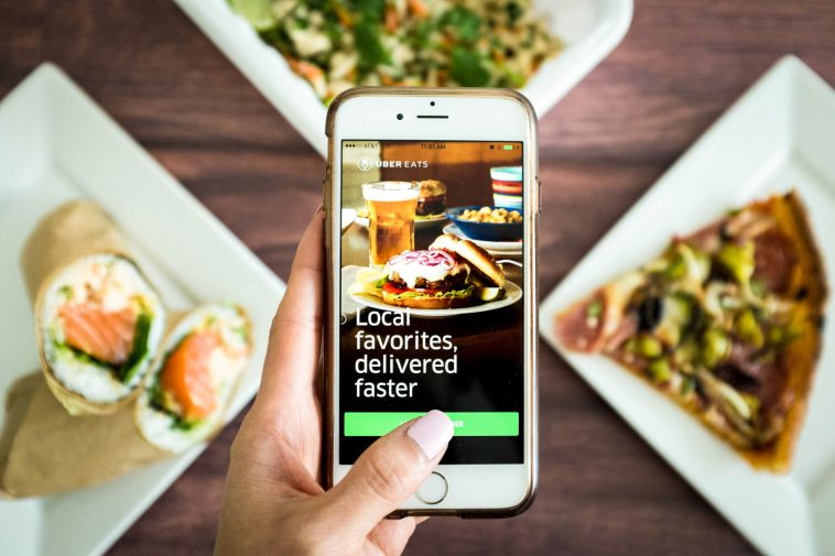 Uber suspendă extinderea Uber Eats în Europa, în timp ce urmăreşte preluarea Delivery Hero