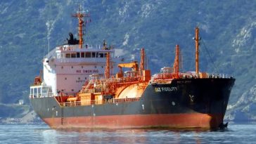 Misiune de salvare în Marea Neagră după un incendiu produs la un petrolier aflat în apropiere de Sf. Gheorghe / Cei 17 membri ai echipajului au fost salvaţi / Trei persoane rănite au fost preluate de echipajele medicale