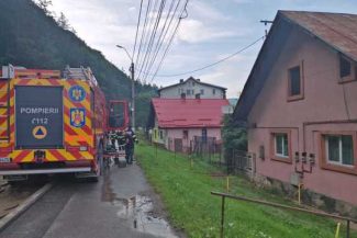 Prahova: Pompierii au intervenit pentru scoaterea apei din zece gospodării din Buşteni/ Ei au folosit o motopompă pentru evacuarea apei din albia pârâului Valea Jepilor Mici, întrucât exista riscul să se reverse