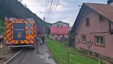 Prahova: Pompierii au intervenit pentru scoaterea apei din zece gospodării din Buşteni/ Ei au folosit o motopompă pentru evacuarea apei din albia pârâului Valea Jepilor Mici, întrucât exista riscul să se reverse