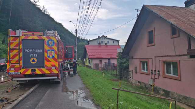 Prahova: Pompierii au intervenit pentru scoaterea apei din zece gospodării din Buşteni/ Ei au folosit o motopompă pentru evacuarea apei din albia pârâului Valea Jepilor Mici, întrucât exista riscul să se reverse