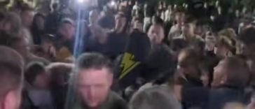 Incidente la Liov, care scot în evidenţă tensiunile din societatea ucraineană legate de recrutare. Oamenii au blocat accesul ofiţerilor de recrutare şi le-au răsturnat maşina