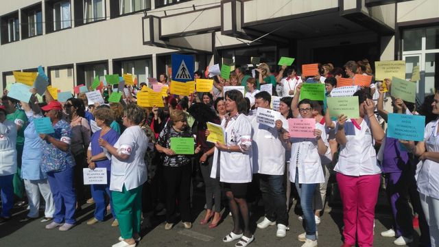 Federaţia Sanitas reclamă „presiuni asupra angajaţilor”, în contextul declanşării grevei generale în Sănătate pe termen nedeterminat, începând de marţi/ Săptămâna trecută a fost grevă de avertisment: „Nu vă lăsaţi intimidaţi!”