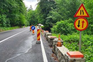 O porţiune de 30 metri din zidul de sprijin al drumului spre Poiana Braşov s-a surpat/ Zona va fi semnalizată, pentru a fi evitate accidentele
