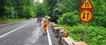 O porţiune de 30 metri din zidul de sprijin al drumului spre Poiana Braşov s-a surpat/ Zona va fi semnalizată, pentru a fi evitate accidentele
