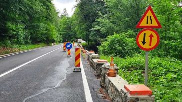 O porţiune de 30 metri din zidul de sprijin al drumului spre Poiana Braşov s-a surpat/ Zona va fi semnalizată, pentru a fi evitate accidentele