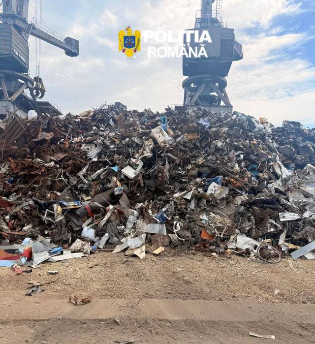Control în zona portuară din Galaţi – Poliţia şi Garda de Mediu au descoperit mii de tone de deşeuri metalice reciclabile depozitate necorespunzător / Una dintre fiemele verificate nu avea autorizaţie de mediu / 500 de tone de deşeuri, confiscate