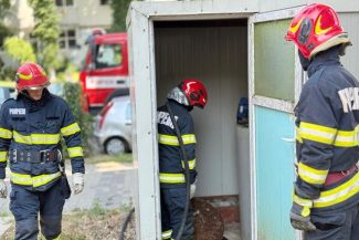Botoşani: Intervenţie a pompierilor în curtea Spitalului Judeţean în urma unor posibile scăpări de gaze / Ei au stabilit că mirosul provenea de la canalizare