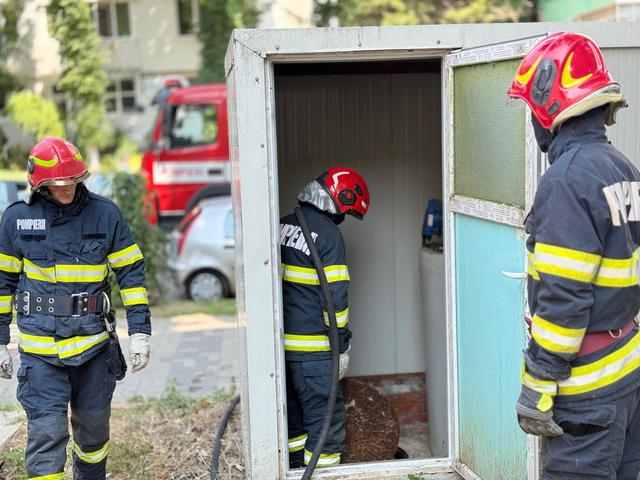Botoşani: Intervenţie a pompierilor în curtea Spitalului Judeţean în urma unor posibile scăpări de gaze / Ei au stabilit că mirosul provenea de la canalizare