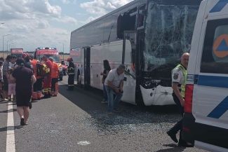Călăraşi – Plan Roşu de intervenţie activat după ce un autocar şi un TIR s-au ciocnit pe DN 21. 12 pasageri, inclusiv copii, primesc îngrijiri medicale. Restricţii de trafic