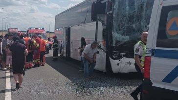 Călăraşi – Plan Roşu de intervenţie activat după ce un autocar şi un TIR s-au ciocnit pe DN 21. 12 pasageri, inclusiv copii, primesc îngrijiri medicale. Restricţii de trafic