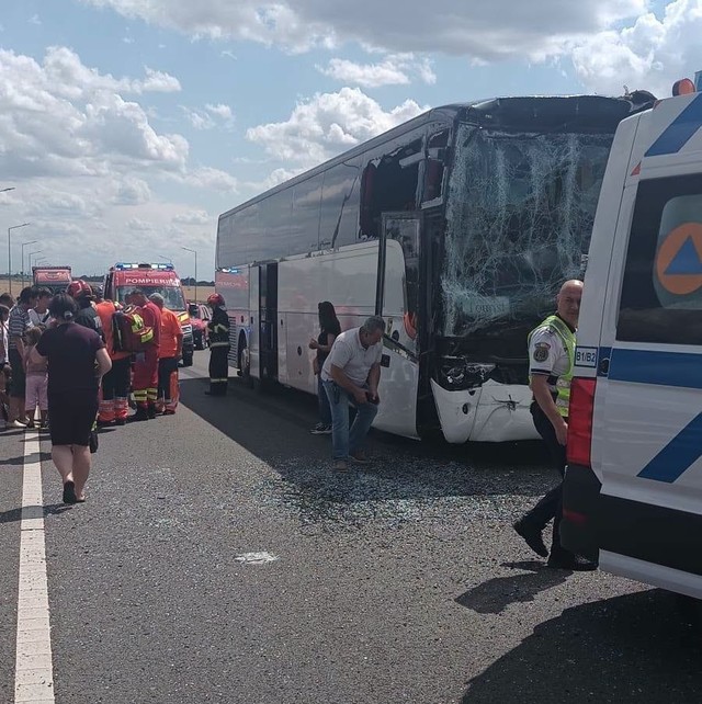 Călăraşi – Plan Roşu de intervenţie activat după ce un autocar şi un TIR s-au ciocnit pe DN 21. 12 pasageri, inclusiv copii, primesc îngrijiri medicale. Restricţii de trafic