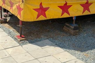 Parcul de distracţii din Costineşti, închis temporar de Protecţia Consumatorilor / Au fost găsite deficienţe la instalaţiile electrice, scaune deteriorate, alei degradate, echipamente improvizate pe structuri din lemn – FOTO, VIDEO