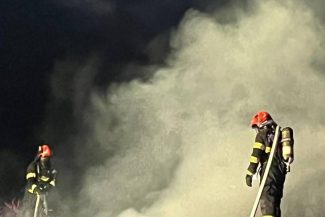 Incendiu la traverse de cale ferată stivuite, în Târgu Mureş / Intervin pompierii