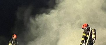 Incendiu la traverse de cale ferată stivuite, în Târgu Mureş / Intervin pompierii