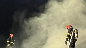 Incendiu la traverse de cale ferată stivuite, în Târgu Mureş / Intervin pompierii