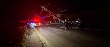 Bărbat grav rănit, după ce a intrat cu maşina într-un stâlp din Fălticeni / A fost nevoie de echipajele de descarcerare – FOTO