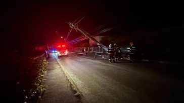 Bărbat grav rănit, după ce a intrat cu maşina într-un stâlp din Fălticeni / A fost nevoie de echipajele de descarcerare – FOTO