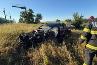 Suceava: Maşină lovită de tren – O persoană a fost găsită în afara autoturismului, fără funcţii vitale – FOTO