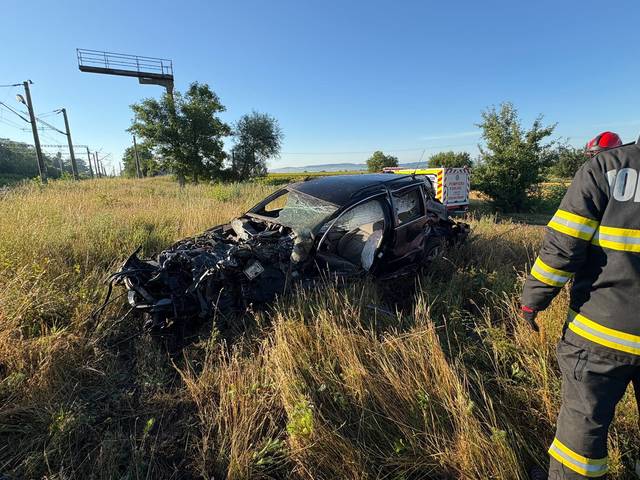 Suceava: Maşină lovită de tren – O persoană a fost găsită în afara autoturismului, fără funcţii vitale – FOTO