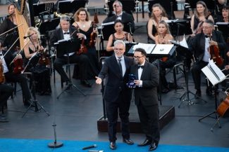 Orchestra Operei Naţionale Bucureşti, decorată cu Medalia Camerei Deputaţilor a Republicii Italiene. Concert de gală la Festivalul de la Ravello, dirijat de Daniel Jinga, în încheierea semestrului românesc al Anului Cultural România – Italia 2026 – FOTO