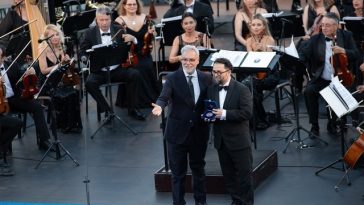 Orchestra Operei Naţionale Bucureşti, decorată cu Medalia Camerei Deputaţilor a Republicii Italiene. Concert de gală la Festivalul de la Ravello, dirijat de Daniel Jinga, în încheierea semestrului românesc al Anului Cultural România – Italia 2026 – FOTO