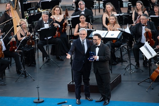 Orchestra Operei Naţionale Bucureşti, decorată cu Medalia Camerei Deputaţilor a Republicii Italiene. Concert de gală la Festivalul de la Ravello, dirijat de Daniel Jinga, în încheierea semestrului românesc al Anului Cultural România – Italia 2026 – FOTO