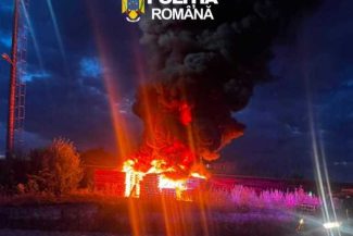 Bărbat reţinut sub suspiciunea de distrugere, după incendiul care a cuprins mai multe traverse în Târgu Mureş