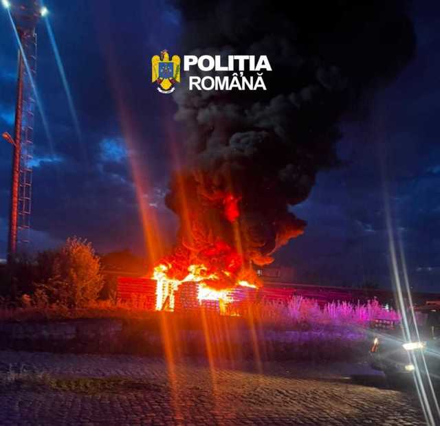 Bărbat reţinut sub suspiciunea de distrugere, după incendiul care a cuprins mai multe traverse în Târgu Mureş