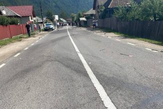 Neamţ: Femeie de 62 de ani, care circula pe marginea drumului, lovită mortal de o maşină / Şoferul a intrat într-o depăşire, a renunţat apoi la manevră, autoturismului a intrat într-un gard şi ulterior în femeie