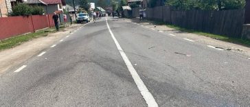 Neamţ: Femeie de 62 de ani, care circula pe marginea drumului, lovită mortal de o maşină / Şoferul a intrat într-o depăşire, a renunţat apoi la manevră, autoturismului a intrat într-un gard şi ulterior în femeie