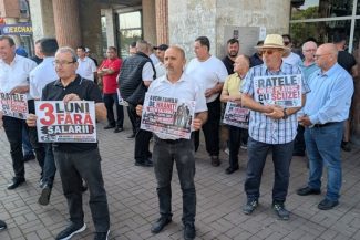 Municipiul Alba Iulia, de o lună fără transport public – Şoferii firmei de transport, neplătiţi de trei luni, au ieşit în stradă / Primarul susţine că municipalitatea nu are nicio datorie către compania care a sistat cursele