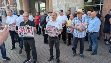 Municipiul Alba Iulia, de o lună fără transport public – Şoferii firmei de transport, neplătiţi de trei luni, au ieşit în stradă / Primarul susţine că municipalitatea nu are nicio datorie către compania care a sistat cursele