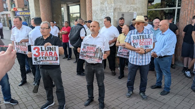 Municipiul Alba Iulia, de o lună fără transport public – Şoferii firmei de transport, neplătiţi de trei luni, au ieşit în stradă / Primarul susţine că municipalitatea nu are nicio datorie către compania care a sistat cursele
