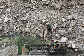 Gorj: Firmă amendată cu 80.000 de lei după ce a făcut lucrări prin împuşcare la un versant situat pe malul unui pârâu, iar o cantitate mare de rocă a căzut în apă, obturând scurgerea naturală a pârâului – FOTO