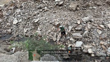 Gorj: Firmă amendată cu 80.000 de lei după ce a făcut lucrări prin împuşcare la un versant situat pe malul unui pârâu, iar o cantitate mare de rocă a căzut în apă, obturând scurgerea naturală a pârâului – FOTO