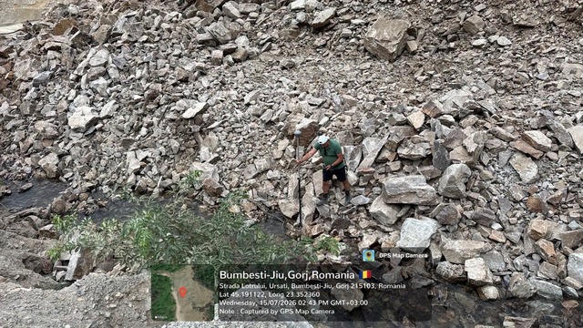 Gorj: Firmă amendată cu 80.000 de lei după ce a făcut lucrări prin împuşcare la un versant situat pe malul unui pârâu, iar o cantitate mare de rocă a căzut în apă, obturând scurgerea naturală a pârâului – FOTO