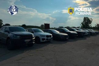 Poliţia Română: 22 de propuneri de arestare în cazul unei grupări de criminalitate organizată/ La percheziţii, poliţiştii au găsit şi ridicat 12 maşini de aproximativ 500.000 de euro, trei ambarcaţiuni, peste 30 de săbii şi bani ascunşi în zidăria caselor