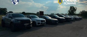 Poliţia Română: 22 de propuneri de arestare în cazul unei grupări de criminalitate organizată/ La percheziţii, poliţiştii au găsit şi ridicat 12 maşini de aproximativ 500.000 de euro, trei ambarcaţiuni, peste 30 de săbii şi bani ascunşi în zidăria caselor