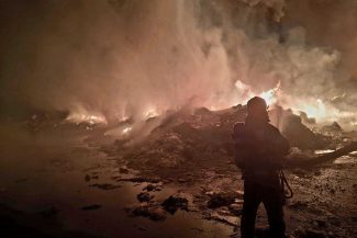 Giurgiu – Incendiu în curtea unui depozit de reciclare a deşeurilor de mase plastice şi polietilenă. A fost transmis mesaj RO-ALERT şi a fost sesizată Garda de Mediu – FOTO