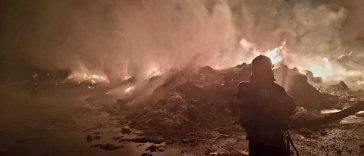 Giurgiu – Incendiu în curtea unui depozit de reciclare a deşeurilor de mase plastice şi polietilenă. A fost transmis mesaj RO-ALERT şi a fost sesizată Garda de Mediu – FOTO