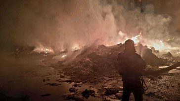 Giurgiu – Incendiu în curtea unui depozit de reciclare a deşeurilor de mase plastice şi polietilenă. A fost transmis mesaj RO-ALERT şi a fost sesizată Garda de Mediu – FOTO