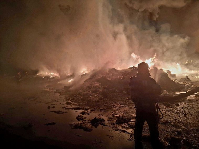 Giurgiu – Incendiu în curtea unui depozit de reciclare a deşeurilor de mase plastice şi polietilenă. A fost transmis mesaj RO-ALERT şi a fost sesizată Garda de Mediu – FOTO