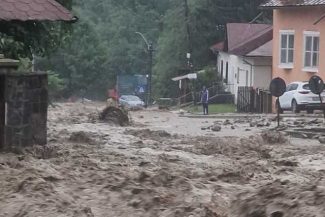Zeci de pompieri, salvamonişti, jandarmi, militari intervin şi luni pentru curăţarea de aluviuni a oraşului Buşteni, lovit de inundaţii / Autorităţilor li s-au alăturat agenţii economici din staţiune / Continuă decolmatarea pârâului Jepi
