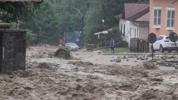 Zeci de pompieri, salvamonişti, jandarmi, militari intervin şi luni pentru curăţarea de aluviuni a oraşului Buşteni, lovit de inundaţii / Autorităţilor li s-au alăturat agenţii economici din staţiune / Continuă decolmatarea pârâului Jepi