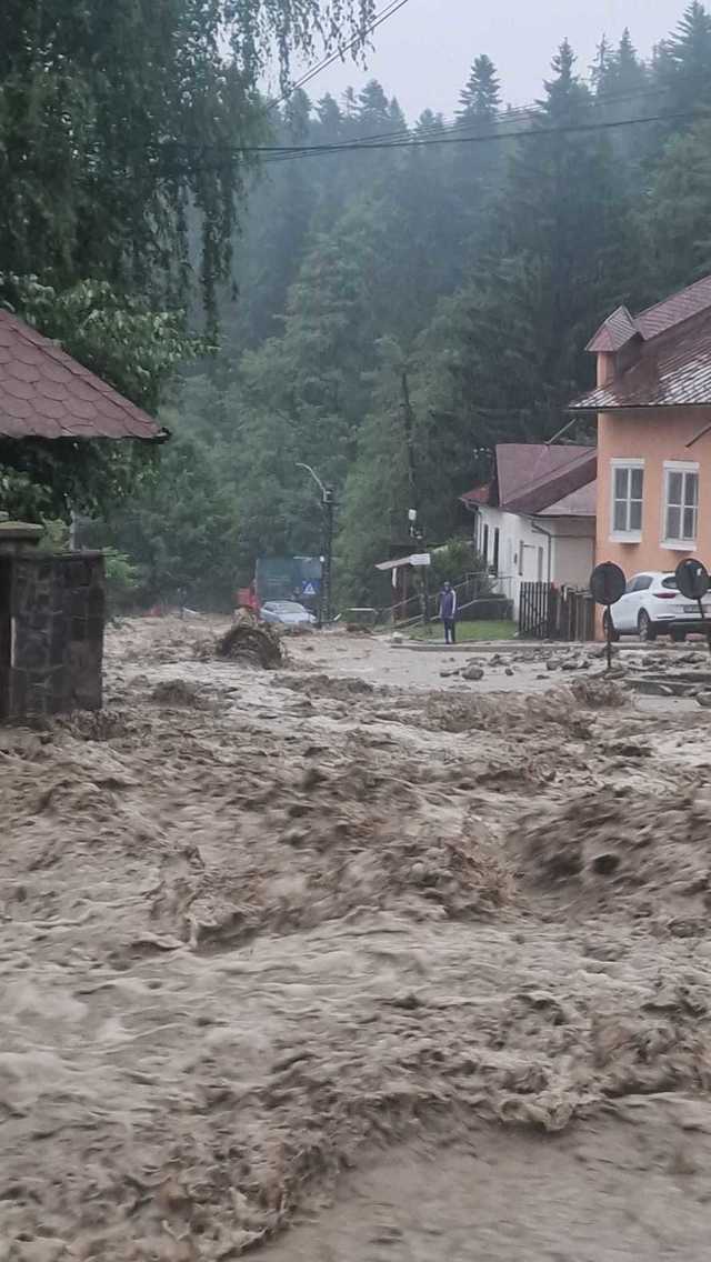 Zeci de pompieri, salvamonişti, jandarmi, militari intervin şi luni pentru curăţarea de aluviuni a oraşului Buşteni, lovit de inundaţii / Autorităţilor li s-au alăturat agenţii economici din staţiune / Continuă decolmatarea pârâului Jepi