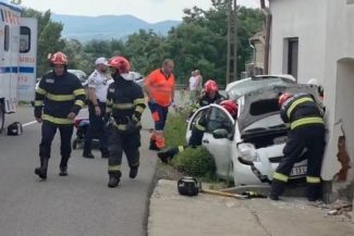 Alba: O şoferiţă a pierdut controlul asupra direcţiei de mers iar maşina sa a intrat în zidul unei case. Femeia, găsită în stare de şoc – VIDEO